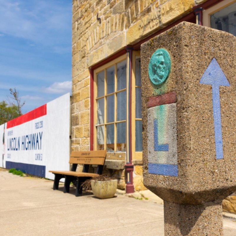 Stone mark with a Lincoln emblem at the entrance of the Lincoln HIghway